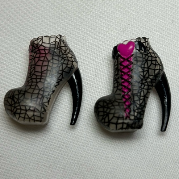 Draculaura’s Black and Pink High Heel Boots for Ghouls Rule Monster High Doll - Picture 6 of 6